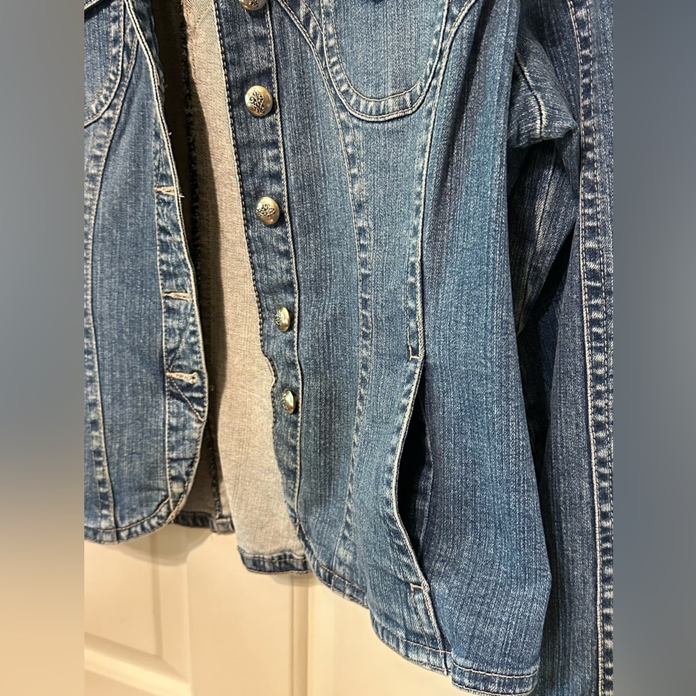 πJ05Dress Barn Denim Jacket w/buttons. L 23β, P2P 21β, Sleeves 24β, SZ XL. - Picture 7 of 10
